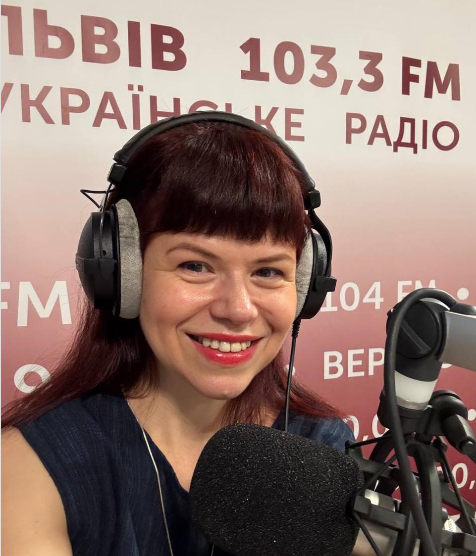 Людмила Калабуха в студії Українського радіо Львів під час інтерв'ю про написання книги за 30 днів та розвиток експертного бренду.