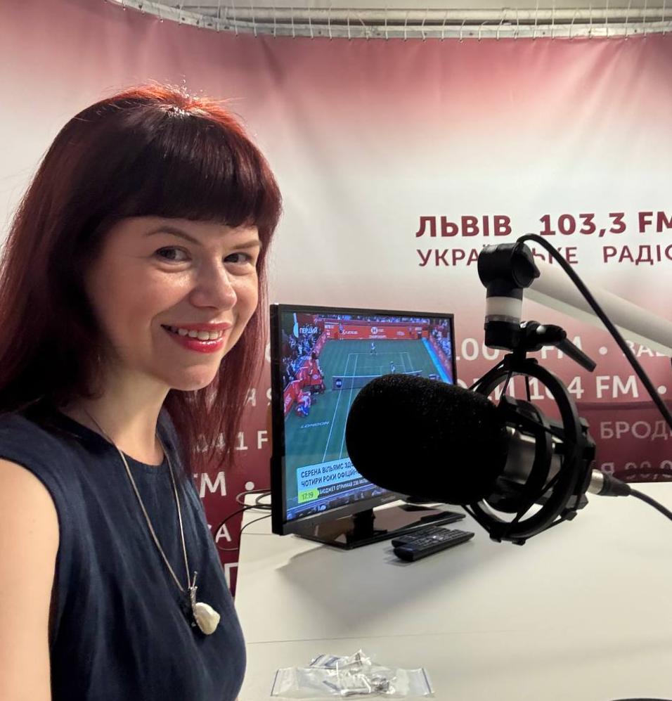 Авторка книги «Зробіть НАВПАКИ» Людмила Калабуха в студії Українського радіо Львів під час інтерв'ю про книги, продажі та підприємництво.