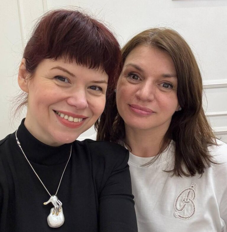 Тетяна Кримська, власниця та директорка Diez Diamonds, та Людмила Калабуха після корпоративного тренінгу продажів для ювелірного магазину у Львові. Навчання продавців ювелірних прикрас, робота з VIP-клієнтами, продажі в luxury-сегменті та збільшення середнього чеку.
