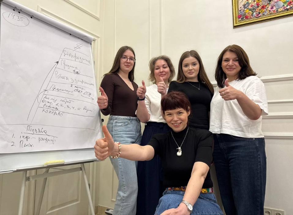 Людмила Калабуха проводить корпоративний тренінг продажів для команди ювелірного ательє Diez Diamonds у Львові. Навчання продавців ювелірних прикрас, робота із запереченнями клієнтів, продажі натуральних діамантів GIA та збільшення конверсії в luxury-сегменті.
