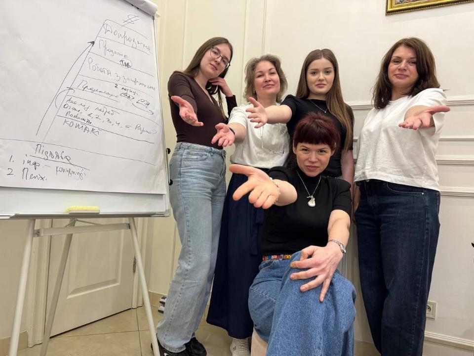 Корпоративне навчання продажів для ювелірного магазину Diez Diamonds. Бізнес-тренерка Людмила Калабуха навчає команду працювати з VIP-клієнтами, продавати дорогі прикраси без знижок та збільшувати середній чек у ювелірному бізнесі.