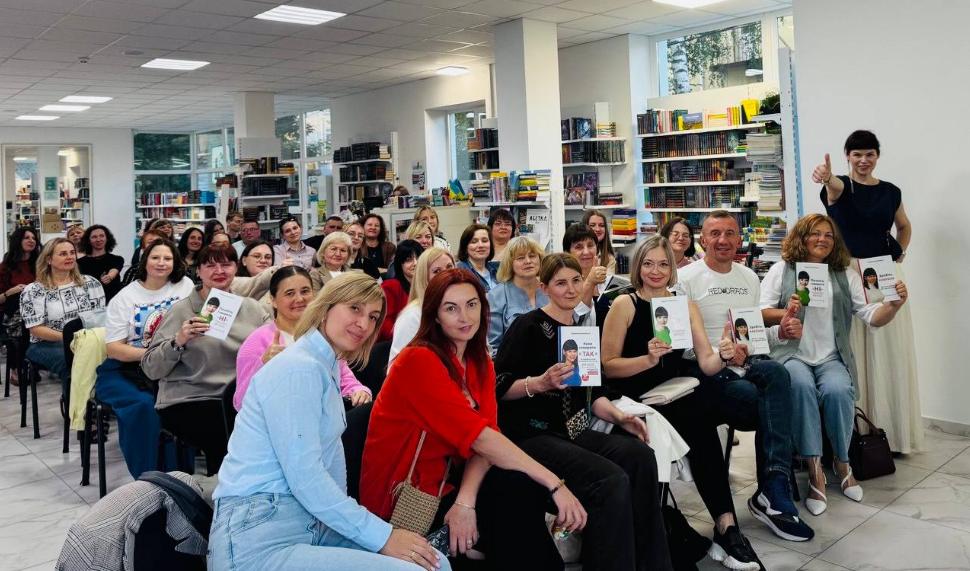 Учасники майстер-класу Людмили Калабухи у Рівному з книгами авторки після навчання про написання, видання та продаж власної книги.