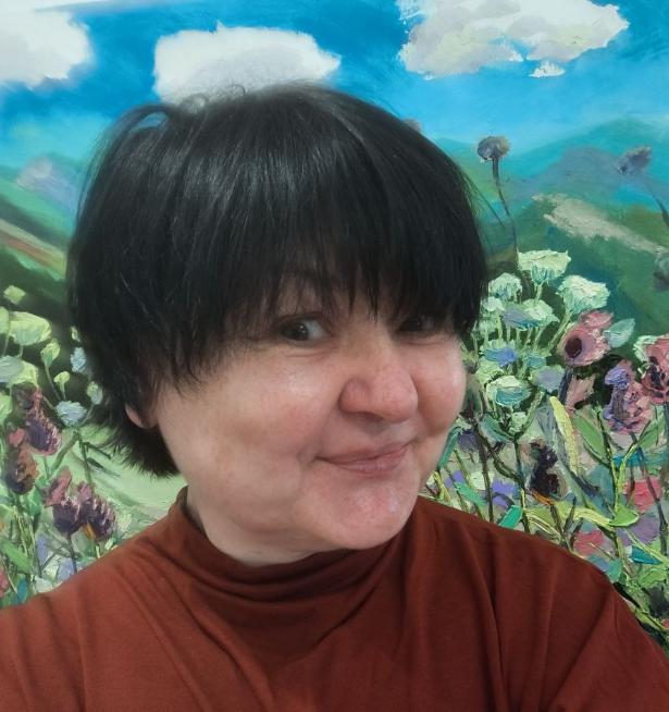 Ніна Литвин, українська художниця з Києва, на фоні своєї картини. Авторка 8 персональних виставок, клієнтка Людмили Калабухи після індивідуальної консультації з продажів.