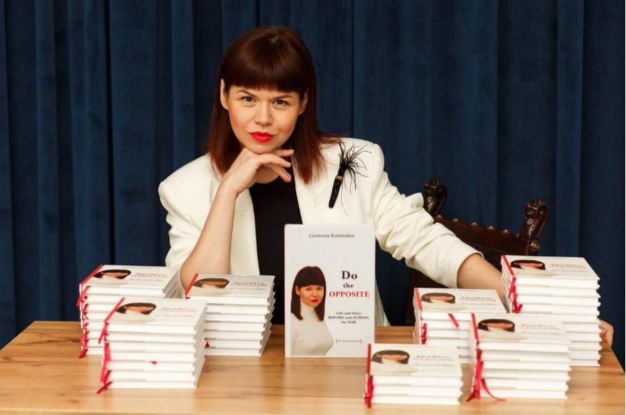 Бізнес-тренерка з продажів Людмила Калабуха з англомовною книгою «Do the OPPOSITE» про продажі, переговори, підприємництво та бізнес під час війни.
